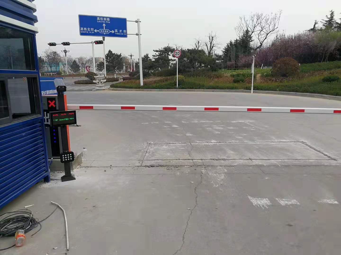 起落杆智能车牌识别系统的普及有效的解决小区管理车辆的难题桥式八角