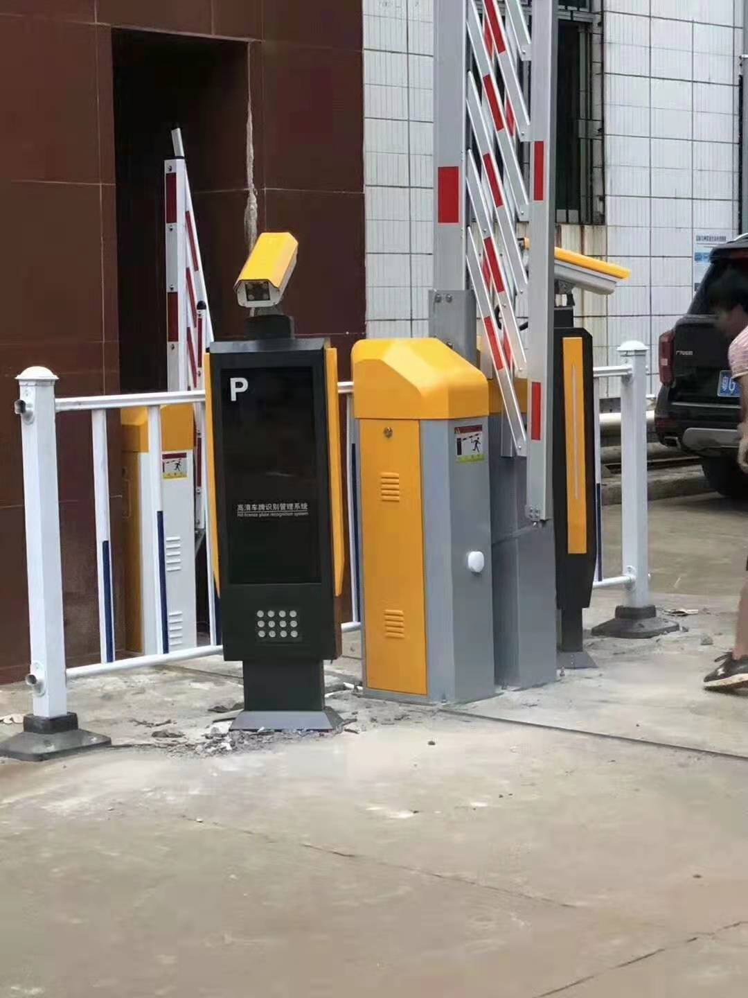 城阳栅栏广告道闸厂家城阳道闸挡车器安装城阳电动起落杆升降杆